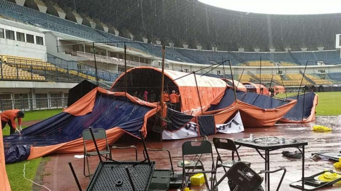 Tenda vaksinasi massal di Stadion Gelora Bandung Lautan Api (GBLA) ambruk.