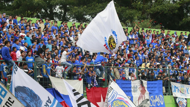 Aremania mendukung Arema Indonesia di Liga 3.