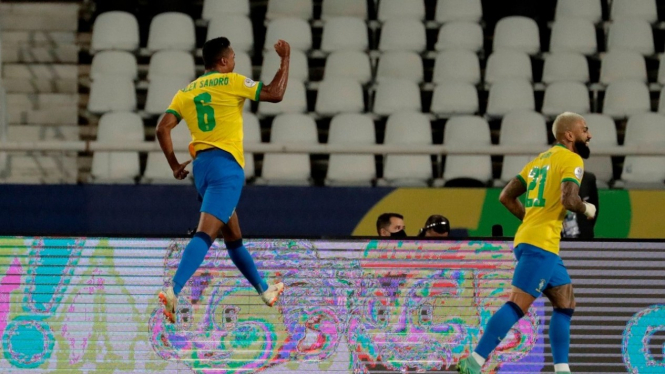 Bek Brasil, Alex Sandro, merayakan gol