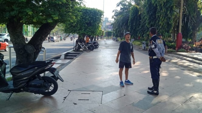 Petugas Dishub sosialisasikan penutupan ruas jalan di Semarang.