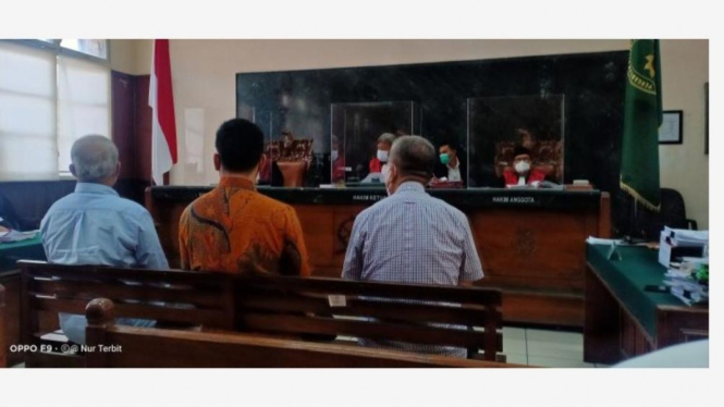 Suasana persidangan di PN Jakarta Utara, menghadirkan 3 terdakwa yang tidak ditahan (foto : Nur Terbit)