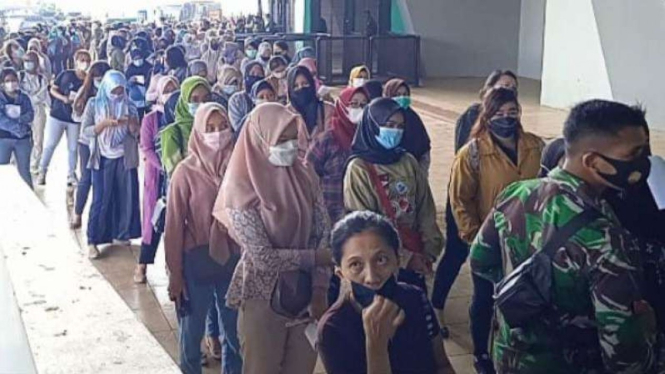 Kerumunan saat vaksinasi di Stadion Gelora Bandung Lautan Api.