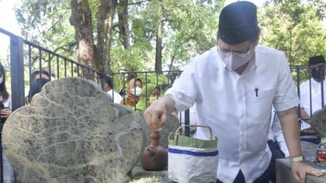 Ketua Umum Partai Golkar Airlangga Hartarto ziarah ke makam leluhurnya.