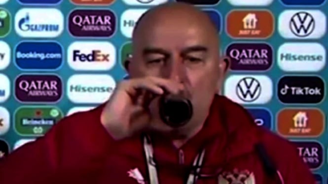 Pelatih Timnas Rusia, Stanislav Cherchesov minum Coca Cola dalam jumpa pers.