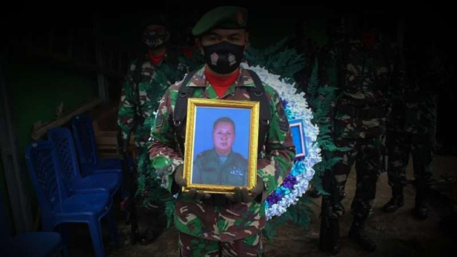 VIVA Militer: Prosesi pemakaman militer Pelda (Purn) Yatno.