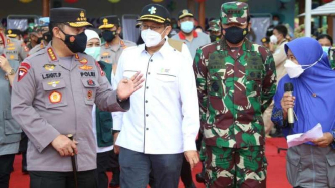 Panglima TNI, Kapolri, dan Menkes saat meninjau vaksinasi di Kota Madiun.