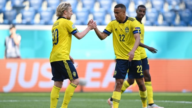 Pemain Timnas Swedia, Emil Forsberg (kiri) merayakan gol