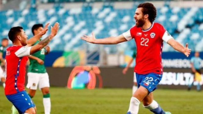 Pemain Timnas Chile, Ben Breton rayakan gol.