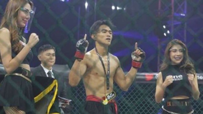 JImmy Menda memenangkan pertarungan silat bebas One Pride MMA.