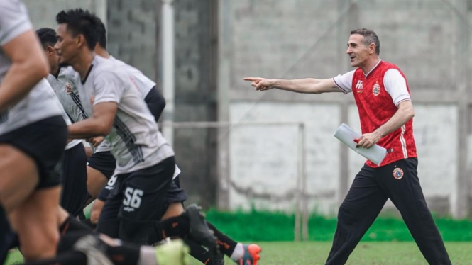 Pelatih baru Persija Jakarta, Angelo Alessio, pimpin latihan