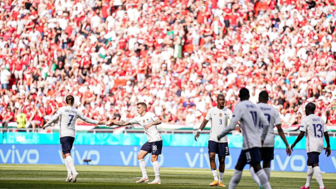 Penyerang Timnas Prancis, Antoine Griezmann merayakan gol