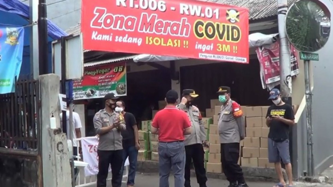 Petugas memantau zona merah COVID-19 di Cilandak, Jakarta Selatan.