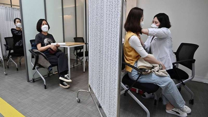 Tenaga medis menerima dosis kedua vaksin COVID-19 di Seoul, Korea Selatan