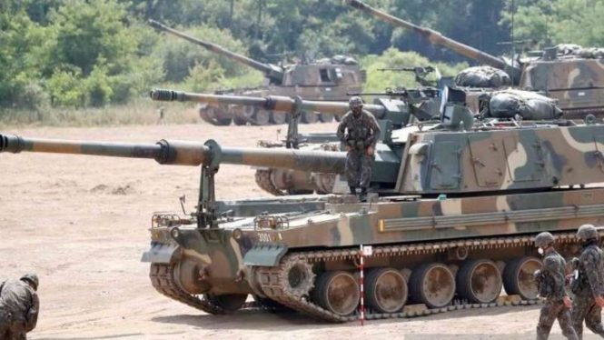 Tentara Korea Selatan mengambil bagian latihan penembakan di Zona Demiliterisasi