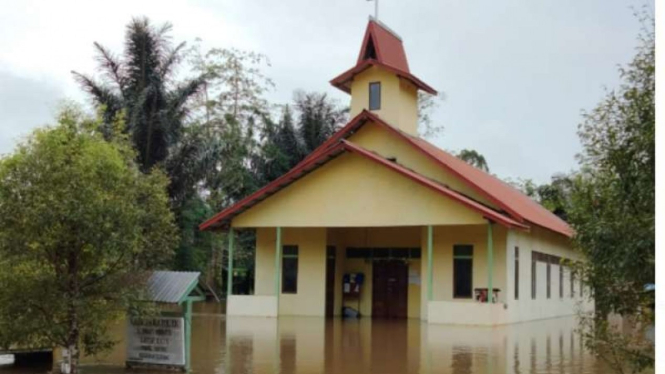 Banjir merendam sejumlah fasilitas umum, dan salah satunya sebuah gereja, serta akses jalan penghubung ke pusat kecamatan terputus di di Desa Rantau Kalis, Kecamatan Kalis, Kapuas Hulu, Kalimantan Barat, Minggu, 20 Juni 2021.