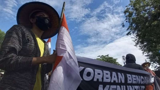 Salah satu anggota massa aksi demonstrasi, warga di tiga desa di Kabupaten Donggala, Sulawesi Tengah, saat berada di depan Kantor Gubernur, Senin, 21 Juni 2021.
