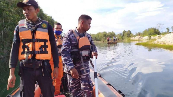 VIVA Militer: Prajurit TNI AL dikerahan cari warga yang diseret buaya di Babel