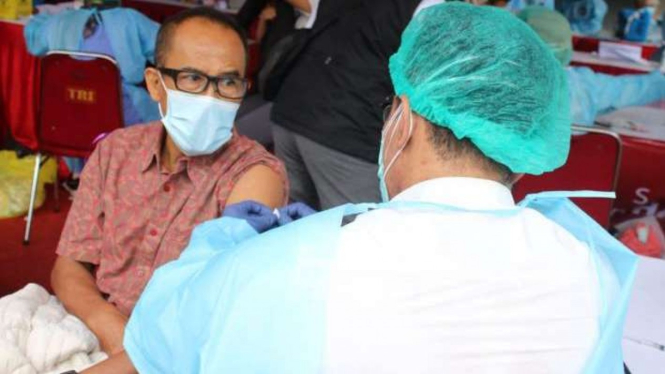 Warga yang melakukan vaksinasi massal di Stadion Patriot Chandrabaga Kota Bekasi