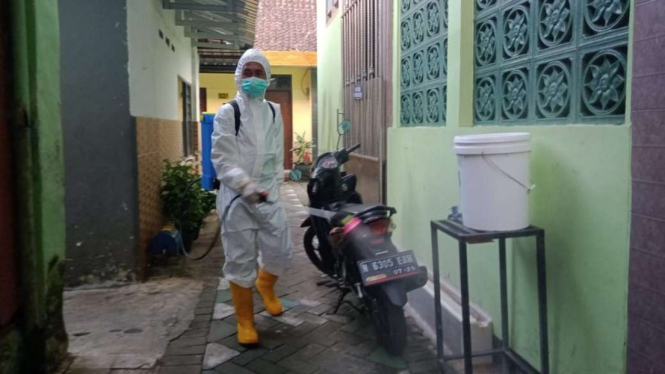 BPBD Kota Malang menyemprotkan disinfektan. 