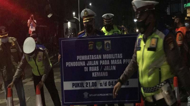 Pembatasan mobilitas di Jalan Kemang Raya, Jakarta Selatan