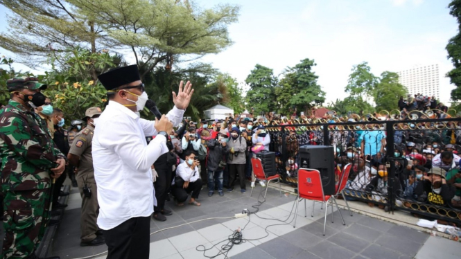Wali Kota Surabaya Eri Cahyadi saat menemui pendemo dari Madura.