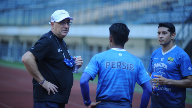 Pelatih Persib, Robert Alberts (kiri).