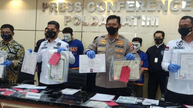 Polisi ungkap kasus pembuatan dokumen palsu di Markas Polda Jatim.