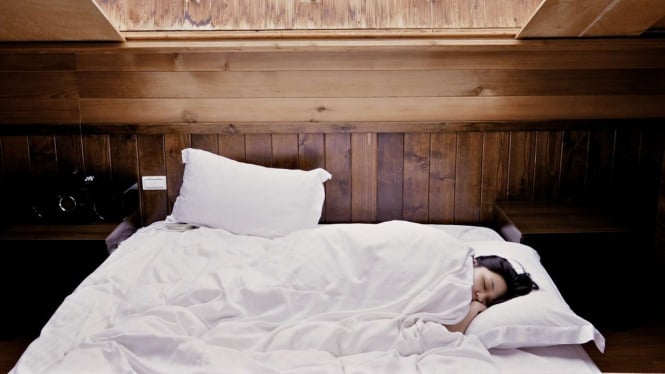 Ilustrasi wanita tidur digangu jin atau setan