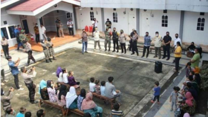 Proses pemindahan sejumlah imigran di Jalan Cik Ditiro, Pekanbaru, ke Kos Nevada Rumbai, Pekanbaru, Riau, Rabu, 16 Juni 2021.