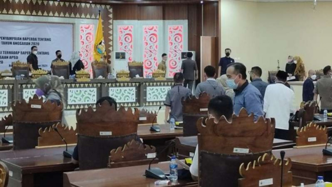 Sebanyak 29 anggota DPRD Kota Bandarlampung meninggalkan ruangan sidang sebelum mulai persidangan, sebab tidak ingin dipimpin oleh Ketua Dewan Wiyadi, Selasa, 22 Juni 2021.