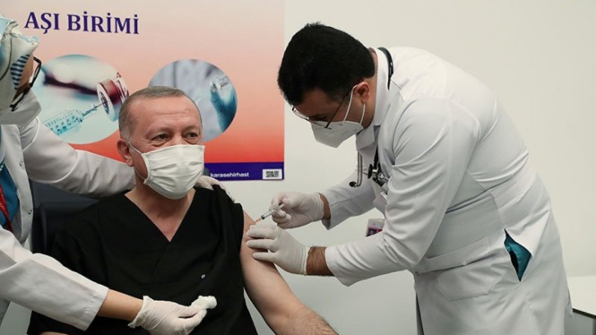 Presiden Turki Tayyip Erdogan menerima suntikan vaksin Sinovac.