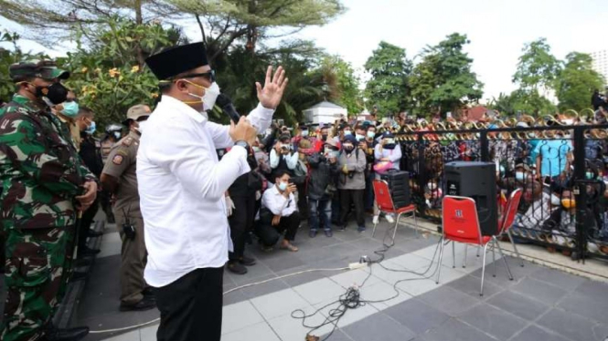 Wali Kota Surabaya Eri Cahyadi menemui massa pendemo asal Madura yang memprotes kebijakan penyekatan di Jembatan Suramadu untuk mencegah penularan COVID-19, di Balai Kota Surabaya, Jawa Timur, Senin, 21 Juni 2021.