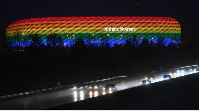 Stadion Allianz Arena menyalakan lampu warna pelangi. 