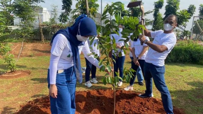 Penanaman ratusan bibit pohon sirsak di Jakarta yang dilakukan Jasa Raharja