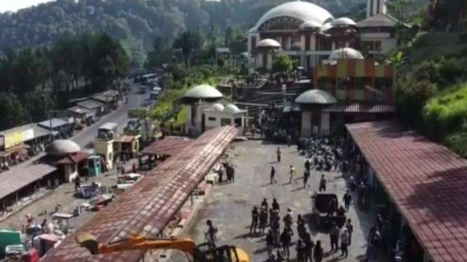 Lapak PKL di Masjid Atta'wun Puncak Bogor Dibongkar