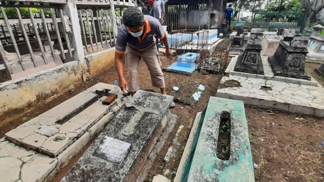 Warga Kerja Bakti Perbaiki Makam yang Dirusak, di Solo