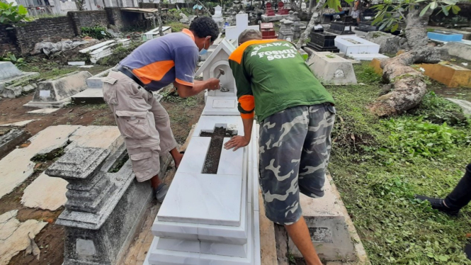 Makam warga nonmuslim yang rusak dan sedang diperbaiki.