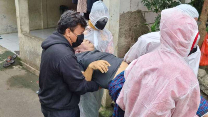 Tiga anggota polisi membantu evakuasi warga Jagakarsa yang terkena COVID-19.