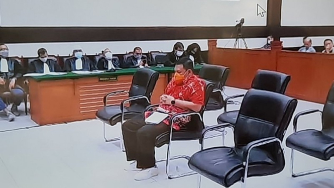 Dr. Andi Tatat saat menjalani sidang tuntutan kasus tes usap RS UMMI Bogor di PN Jakarta Timur.