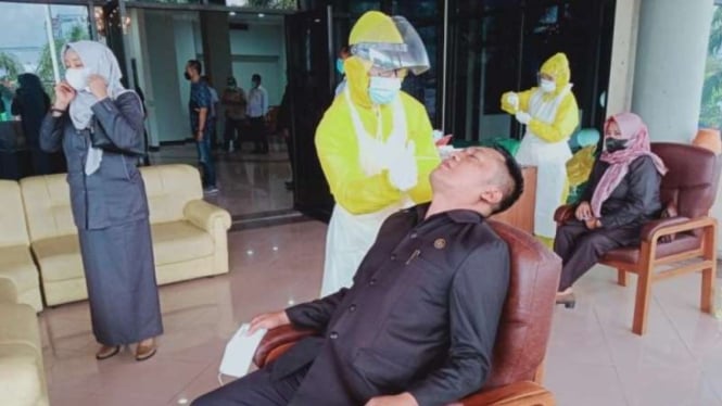 Wakil Ketua DPRD Jember Ahmad Halim saat menjalani tes cepat antigen massal di kantornya, Rabu, 23 Juni 2021.