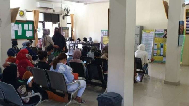 Suasana ramai di ruang tunggu persidangan Pengadilan Agama Kelas 1A Palembang.