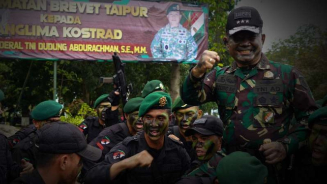 VIVA Militer: Pangkostrad, Letjen TNI Dudung dan Brevet Taipur.