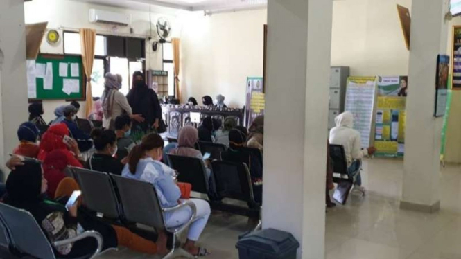Sejumlah orang di ruang tunggu persidangan Pengadilan Agama Kelas 1A Palembang, Sumatera Selatan.