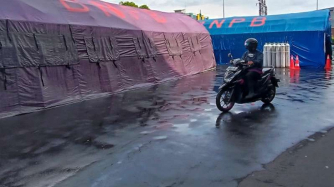 Rumah Sakit Umum Daerah (RSUD) dr Moewardi Solo mendirikan tenda.