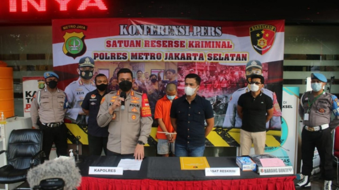 Konferensi pers Polres Metro Jakarta Selatan terkait kasus pencurian tabung elpiji 3 kg.