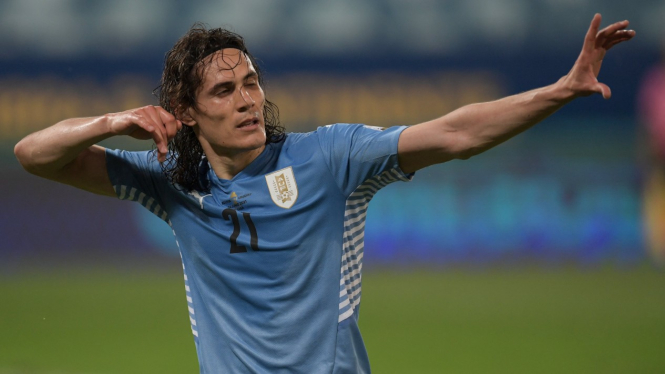 Penyerang Uruguay, Edinson Cavani, usai cetak gol ke gawang Bolivia