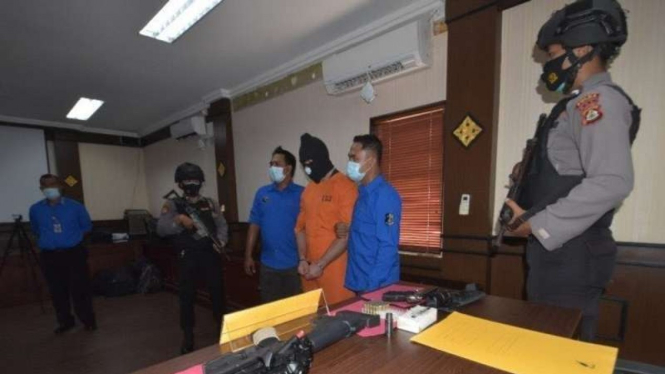 Polisi memperlihatkan seorang warga negara Prancis, Rayan Jawad Henri Bitar, setelah ditangkap karena kedapatan memiliki narkotika jenis sabu-sabu dan senjata api, dalam konferensi pers di Markas Polda Bali, Denpasar, 23 Desember 2020.