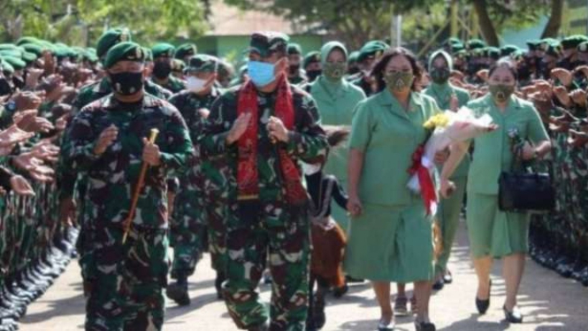 VIVA Militer: Pangdivif 3 Kostrad Mayjen TNI Wanti Waranei F.Mamahit