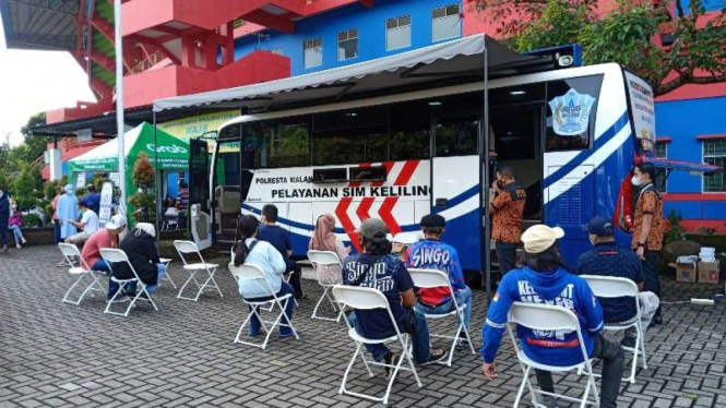 Polresta Malang Kota membuka layanan pengurusan dokumen SIM secara keliling sekaligus melakukan vaksinasi COVID-19 secara gratis di halaman luar Stadion Gajayana, Kota Malang, Jawa Timur, 25 Juni 2021.