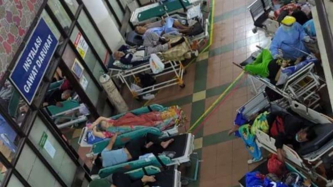 Sejumlah pasien COVID-19 ditempatkan sementara, untuk proses observasi, di lobi ruang Instalasi Gawat Darurat RS Hasan Sadikin Bandung, seiring peningkatan jumlah kasus penularan virus corona di Bandung Raya, Jawa Barat.